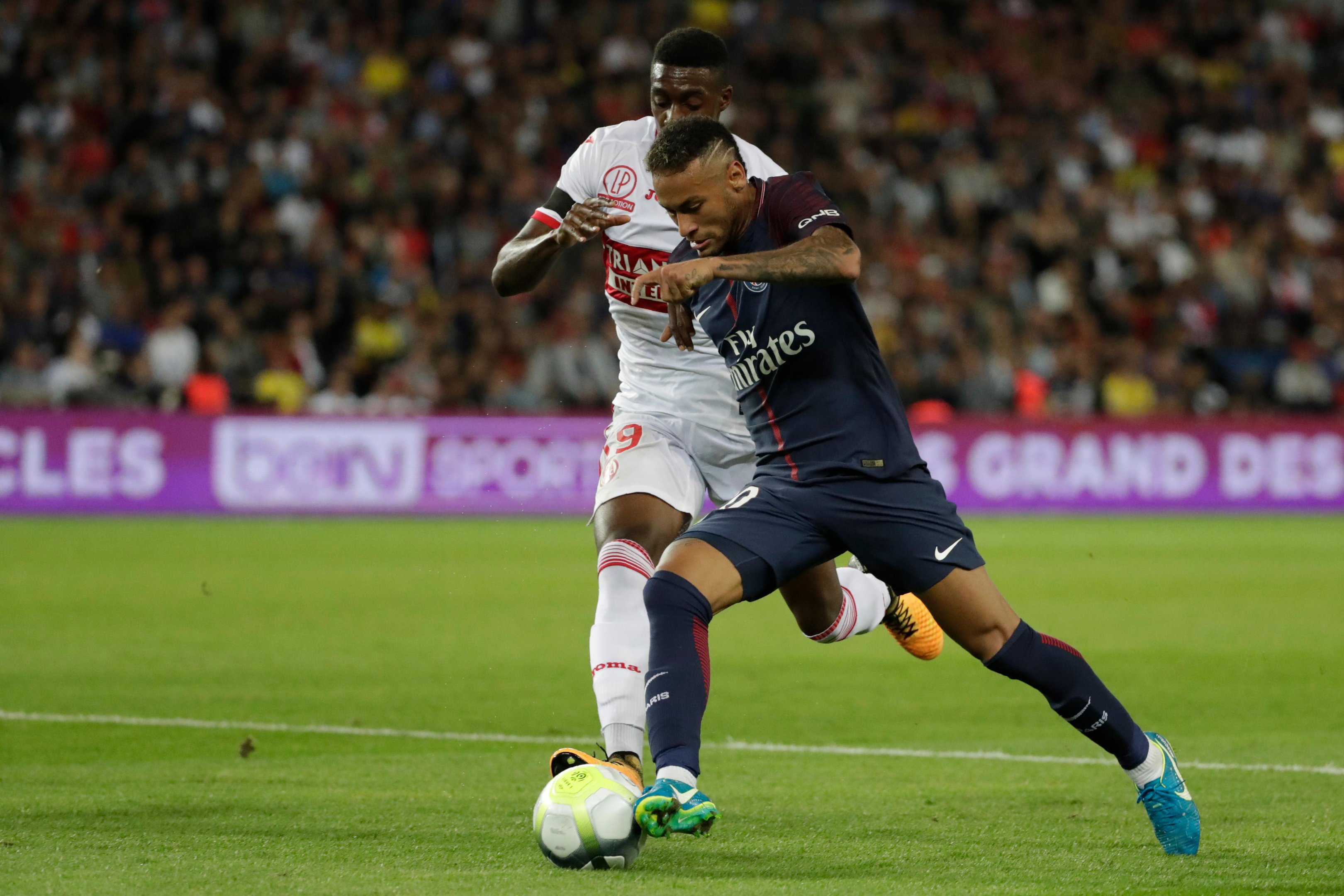 Em sua estreia diante do torcedor parisiense, Neymar foi o centro t&eacute;cnico do time