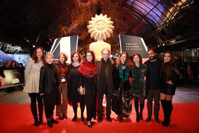 Elenco e o diretor F&aacute;bio Meira, de "Duas Irenes", no Festival de Gramado