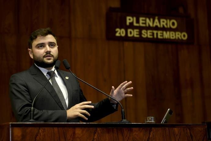 L&iacute;der do governo, deputado Gabriel Souza (PMDB), garantiu que o Executivo enviaria uma nova PEC ao Legislativo, corrigindo contradi&ccedil;&otilde;es