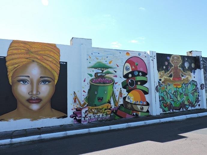 Ao todo s&atilde;o 56 pain&eacute;is de arte a c&eacute;u aberto