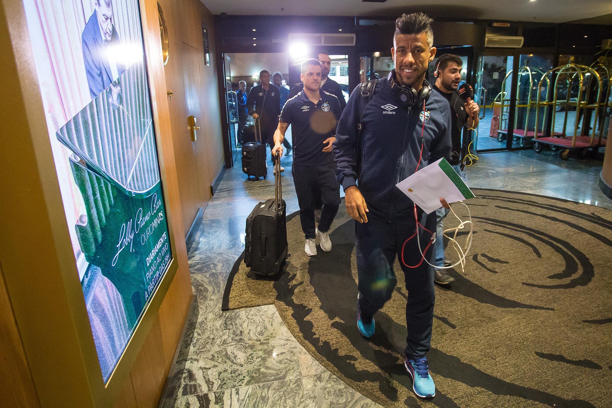 Delega&ccedil;&atilde;o do Gr&ecirc;mio chega a BH para jogo contra Cruzeiro