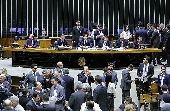Texto aprovado pelos deputados prev&ecirc; pagamento de contas vencidas at&eacute; 30 de abril deste ano