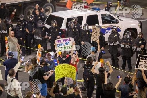 Manifestantes contra Trump foram dispersados com viol&ecirc;ncia pela pol&iacute;cia