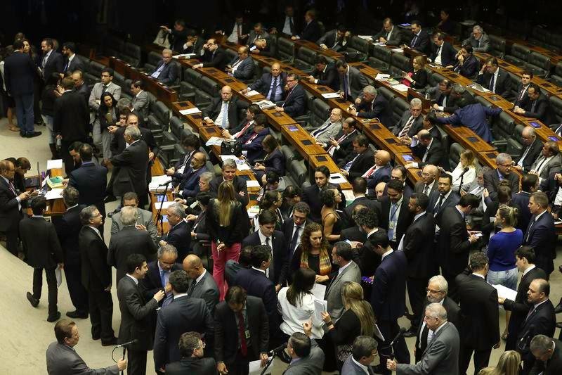 Deputados contr&aacute;rios ao dispositivo apresentaram v&aacute;rios requerimentos para tentar adiar a vota&ccedil;&atilde;o