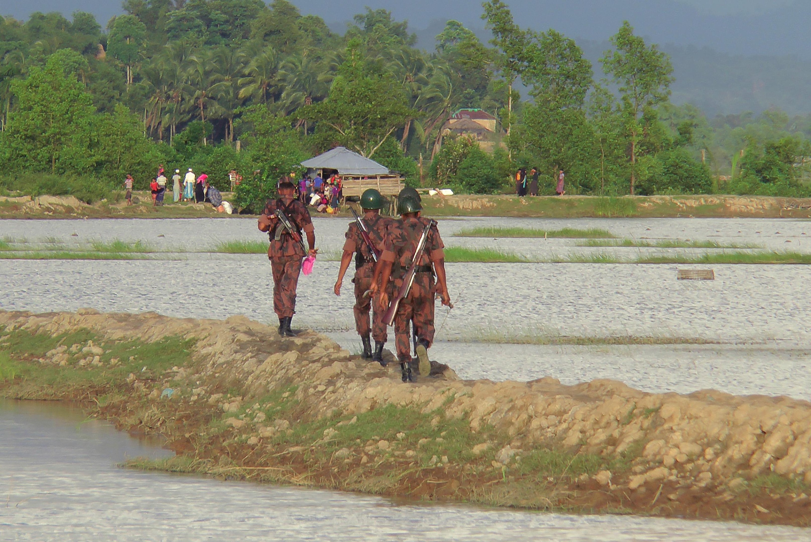 Segundo o governo, as v&iacute;timas seriam 12 membros das for&ccedil;as de seguran&ccedil;a e 59 rohingyas