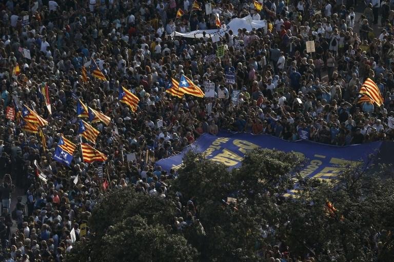 Milhares percorrem Barcelona em manifesta&ccedil;&atilde;o contra terrorismo 