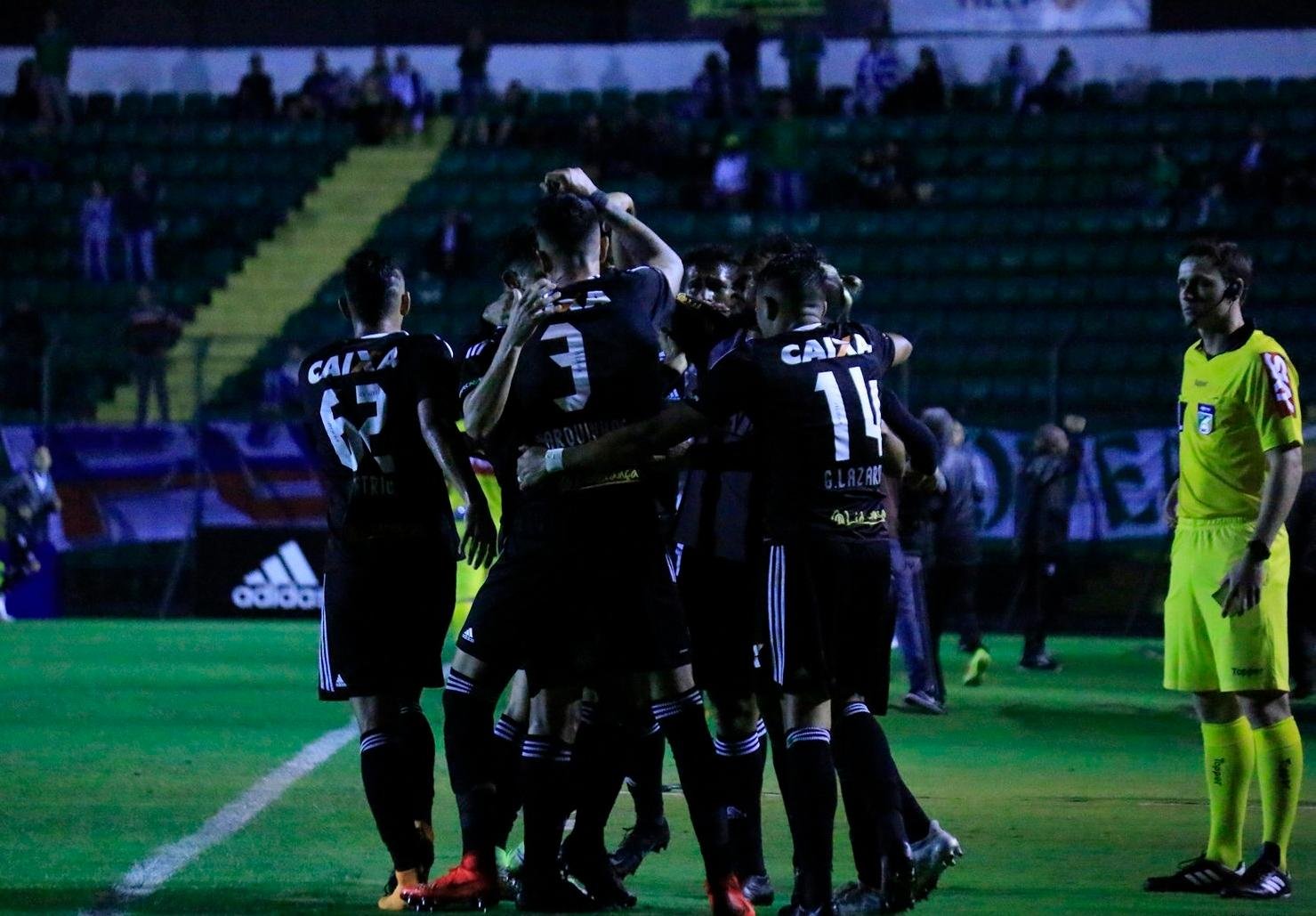 Figueirense abriu o placar aos 32 minutos do primeiro tempo com gol de Henan 