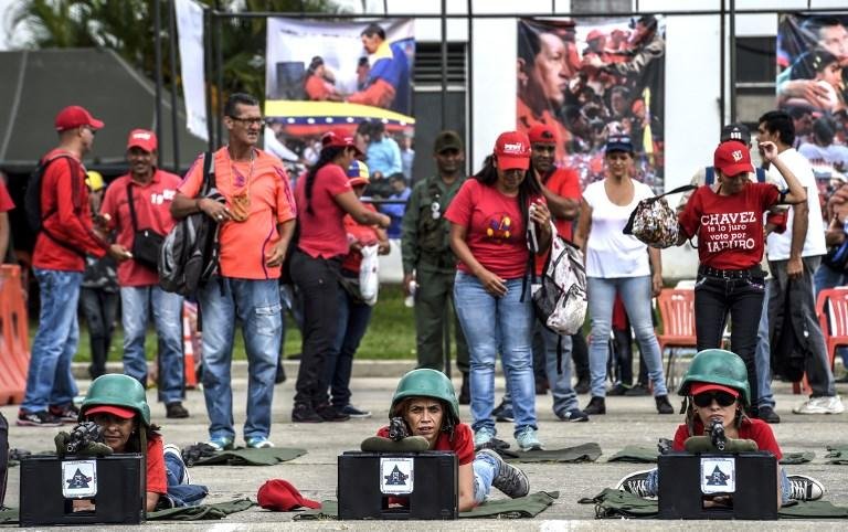 Nas ruas de Caracas, militares instru&iacute;am civis a usar armas
