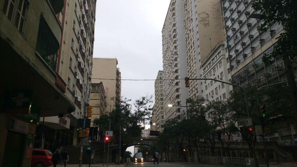 Domingo come&ccedil;ou com tempo nublado e garoa intermitente