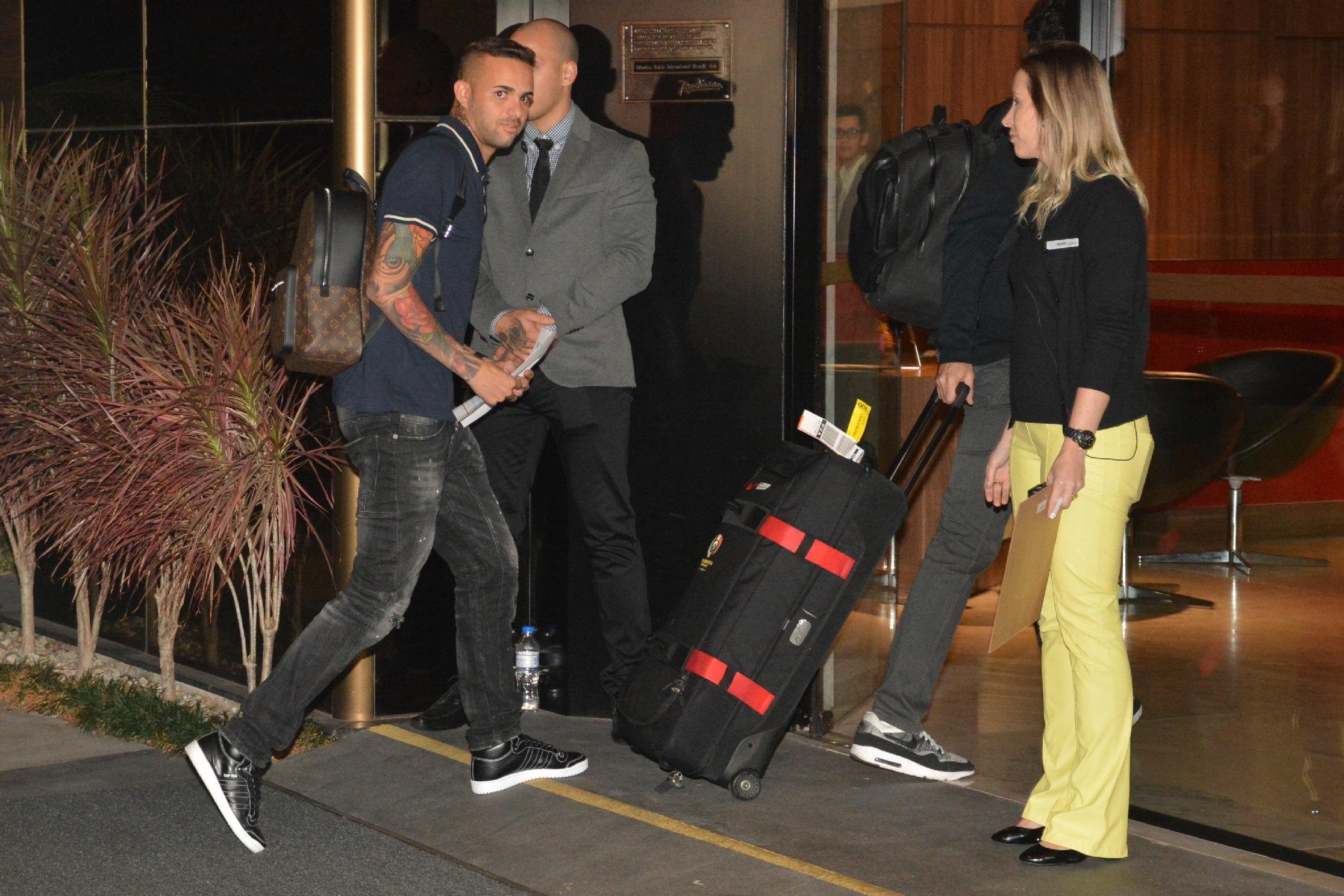 Luan foi um dos que apareceu em hotel para concentrar com o time do Brasil
