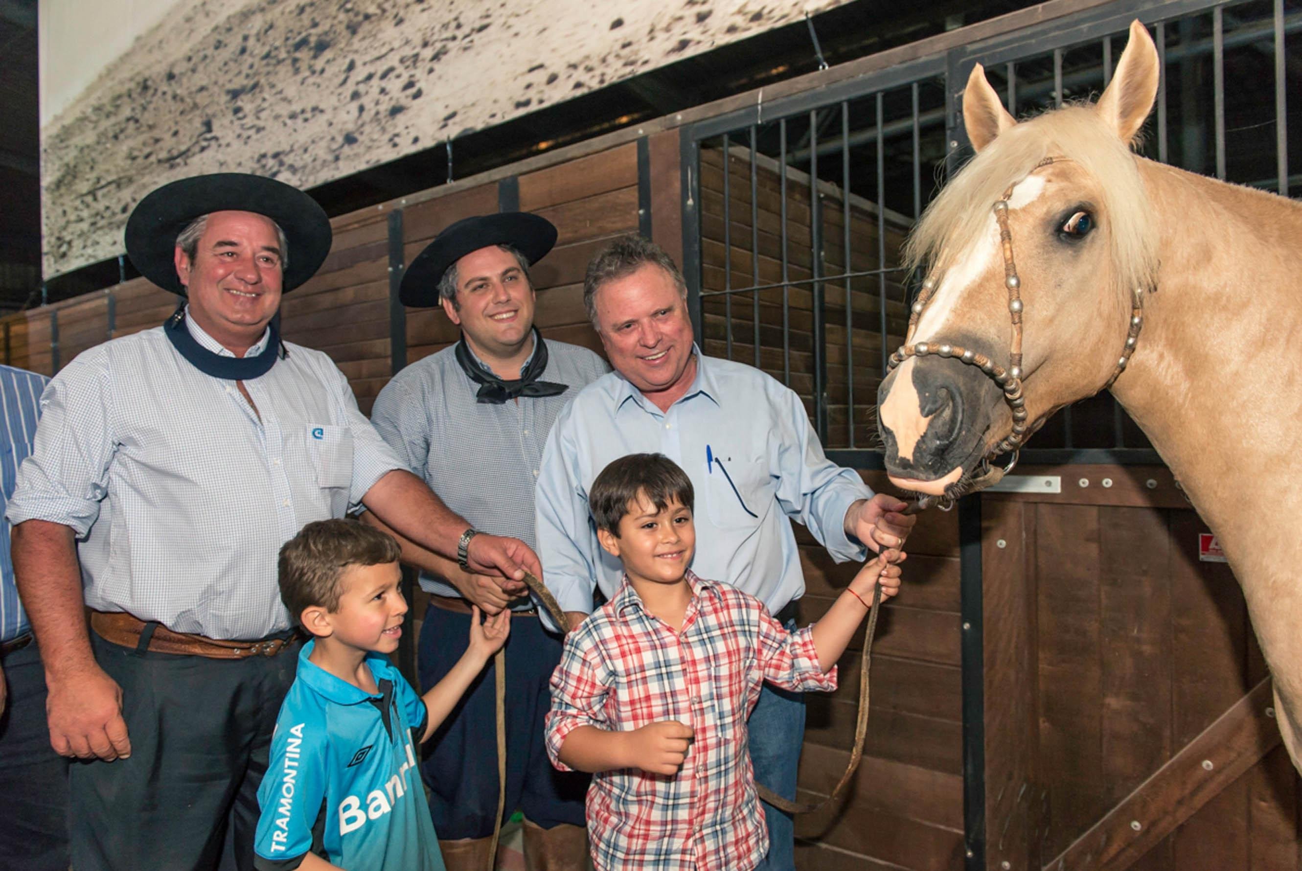 Ministro ganhou cavalo de ra&ccedil;a durante passagem na Expointer