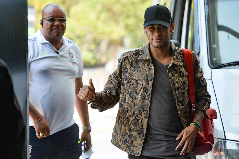 Neymar desembarca em Porto Alegre para se apresentar &agrave; Sele&ccedil;&atilde;o 
