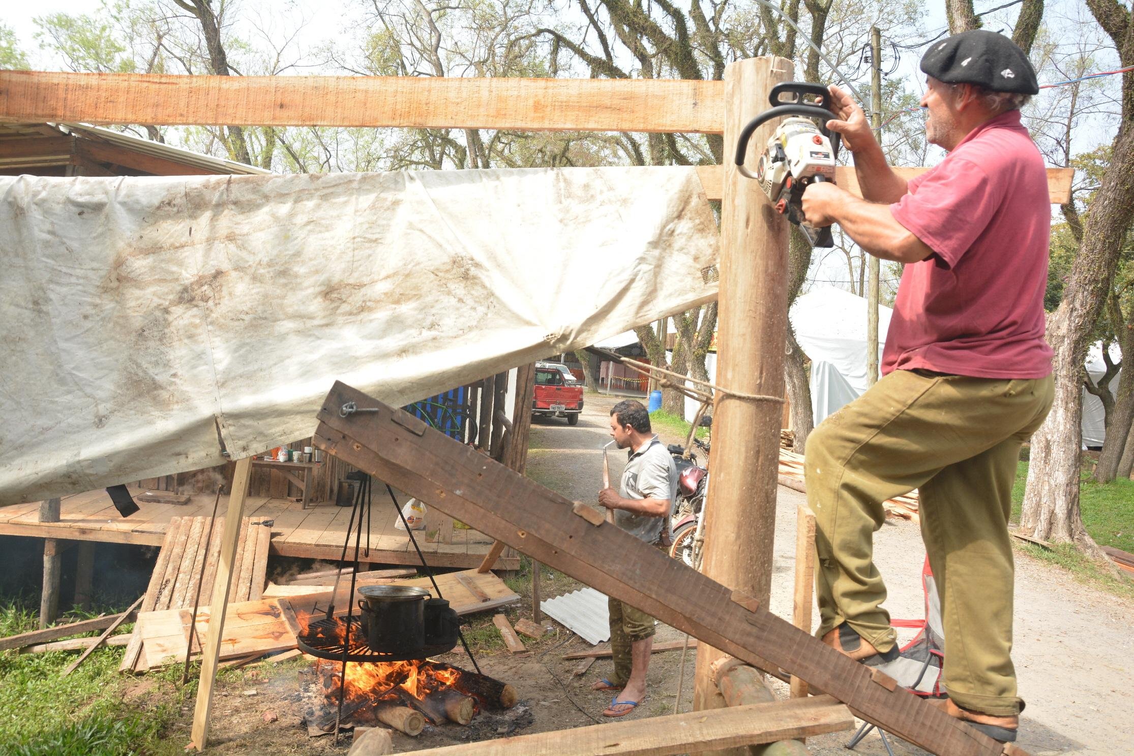 Tradicionalistas organizam os &uacute;ltimos detalhes do Acampamento Farroupilha 