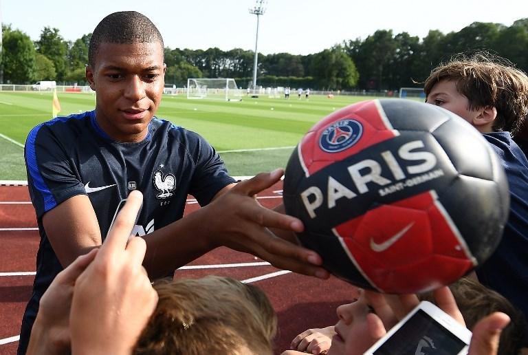 Mbapp&eacute; ser&aacute; oficializado nesta ter&ccedil;a, diz volante do PSG