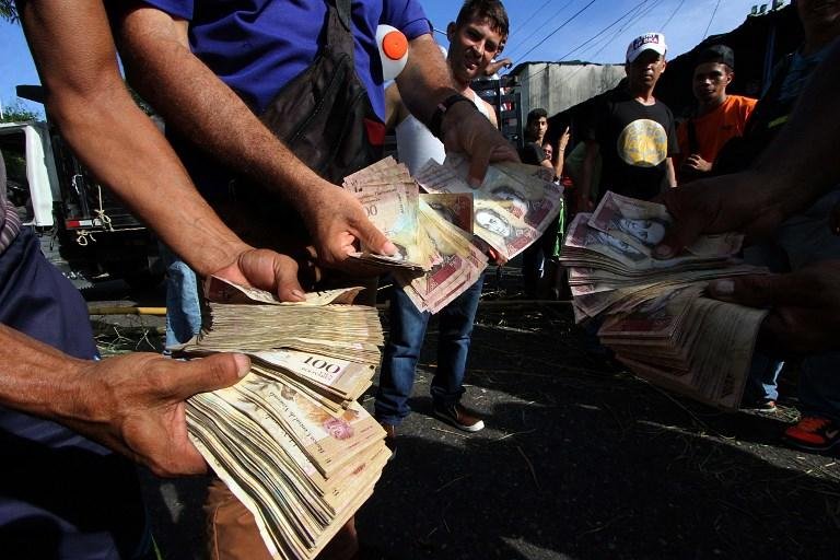 Diariamente &eacute; permitido sacar apenas 10 mil bol&iacute;vares ou 30 mil no banco