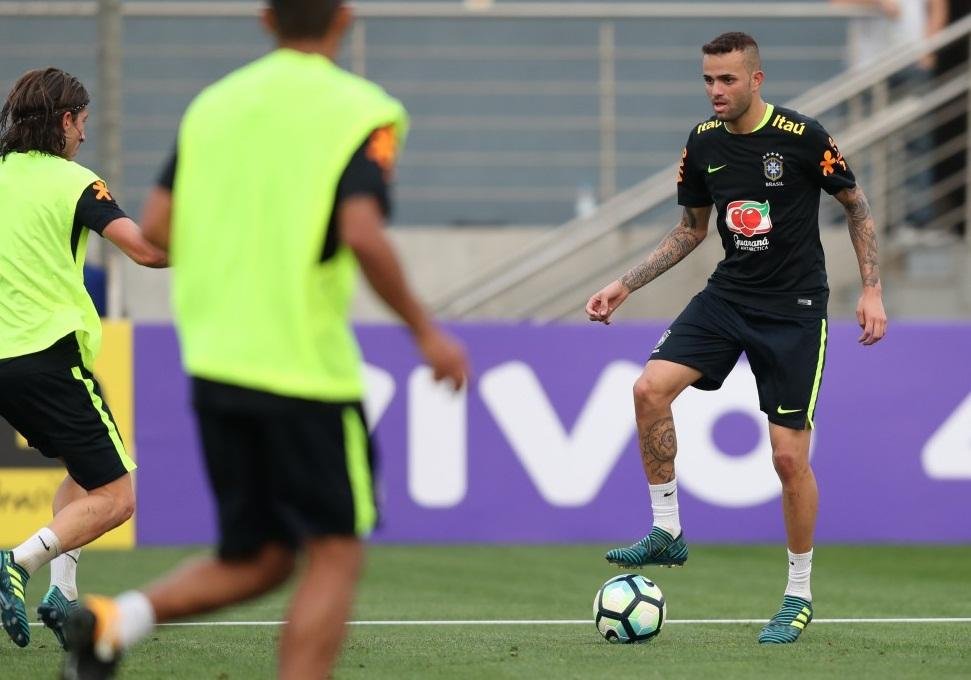 Atacante do Gr&ecirc;mio foi convocado para os confrontos contra Equador e Col&ocirc;mbia