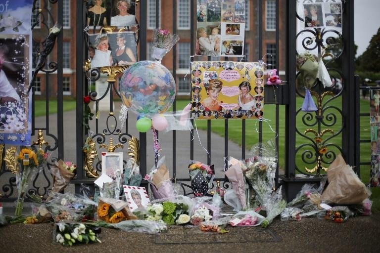 Filhos William e Harry visitaram o jardim branco criado em mem&oacute;ria da m&atilde;e no pal&aacute;cio de Kensington