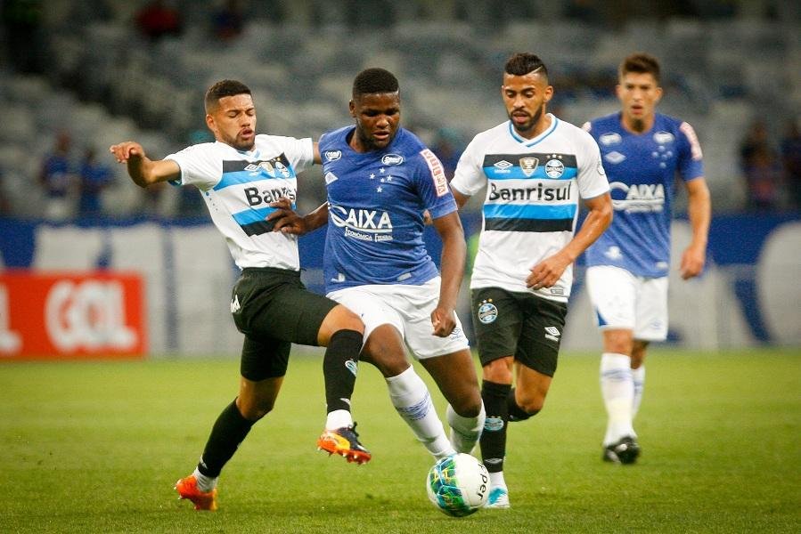 Tricolor segurou empate at&eacute; os 44 minutos, mas sofreu 2 a 0 no final