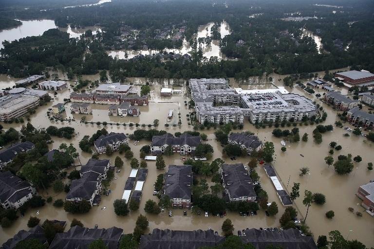 Tempestade Harvey deixou pelo menos 33 mortos desde que tocou a terra no Texas