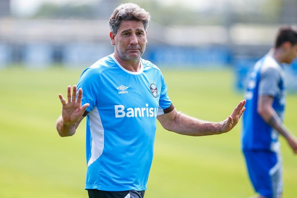 Renato tem tr&ecirc;s op&ccedil;&otilde;es no grupo principal para o jogo contra o Sport