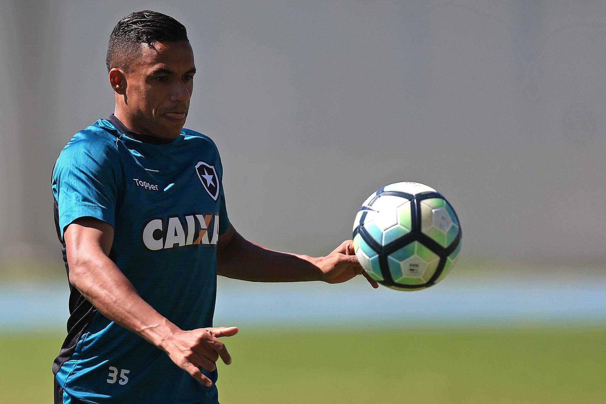 Arnaldo admite Botafogo j&aacute; ansioso para duelo com o Gr&ecirc;mio pela Libertadores