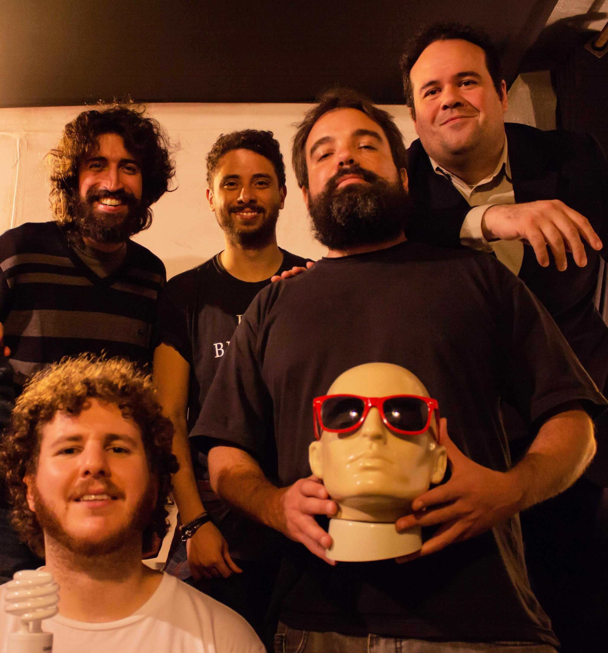 Banda Imp&eacute;rio da L&atilde; e convidados sobem ao palco do Opini&atilde;o, em show beneficente, tocando muitos covers do jazz, soul, rock, pop, samba, reggae, ax&eacute; e nativismo