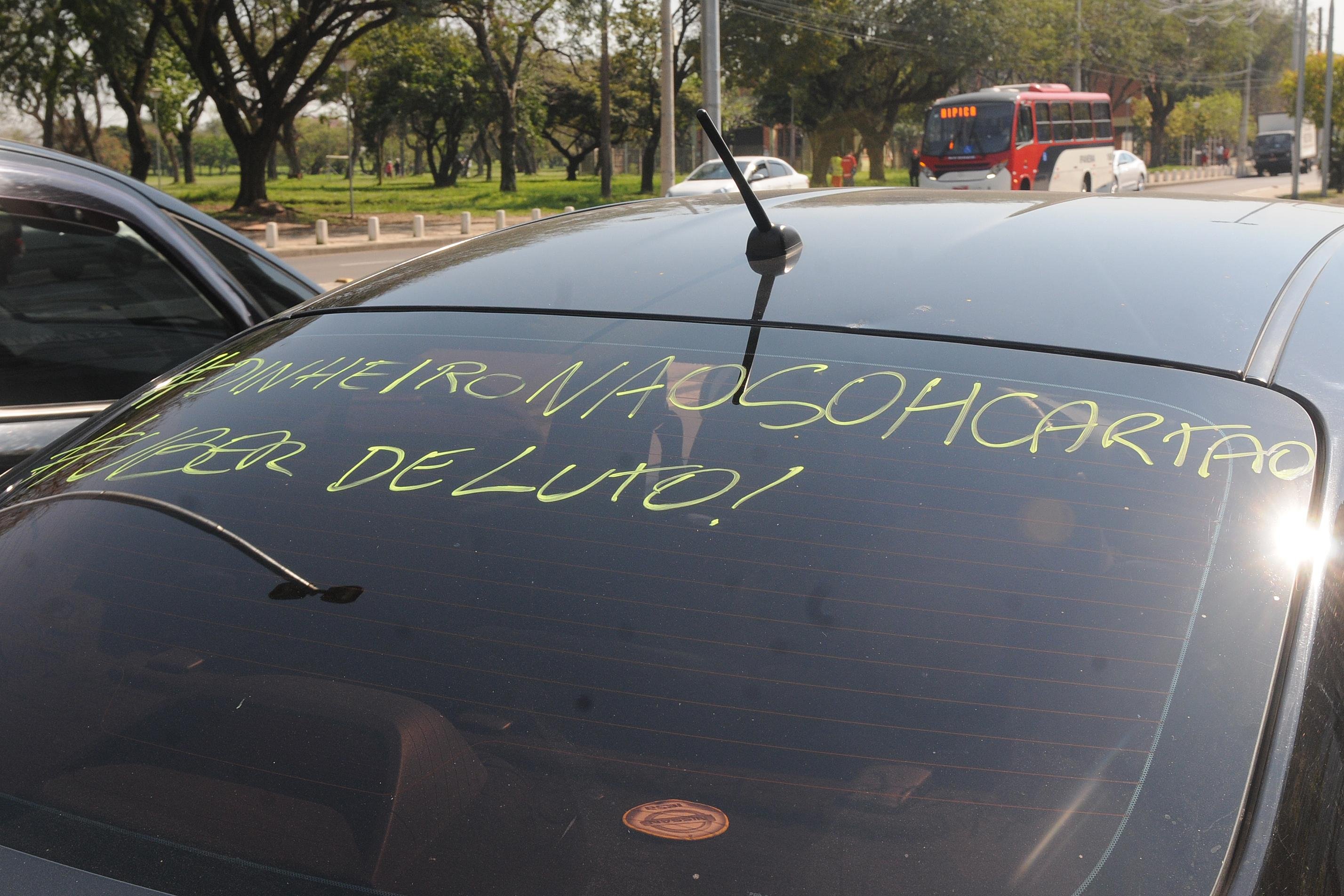 Motoristas querem que empresa n&atilde;o aceite mais pagamento em dinheiro 