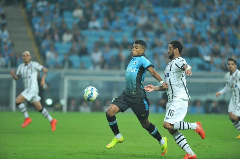 Gr&ecirc;mio negocia com Cristian para vaga de Maicon