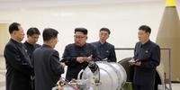Kim Jong-Un inspecionando o artefato apresentado como a bomba H