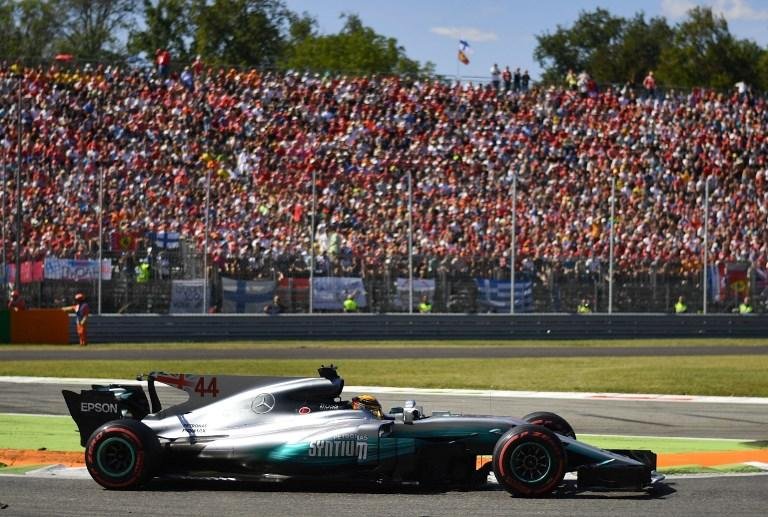Com a vit&oacute;ria, Hamilton fica a tr&ecirc;s pontos de Vettel