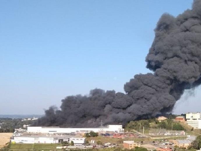 Fogo destruiu pavilh&atilde;o na f&aacute;brica da Marcopolo
