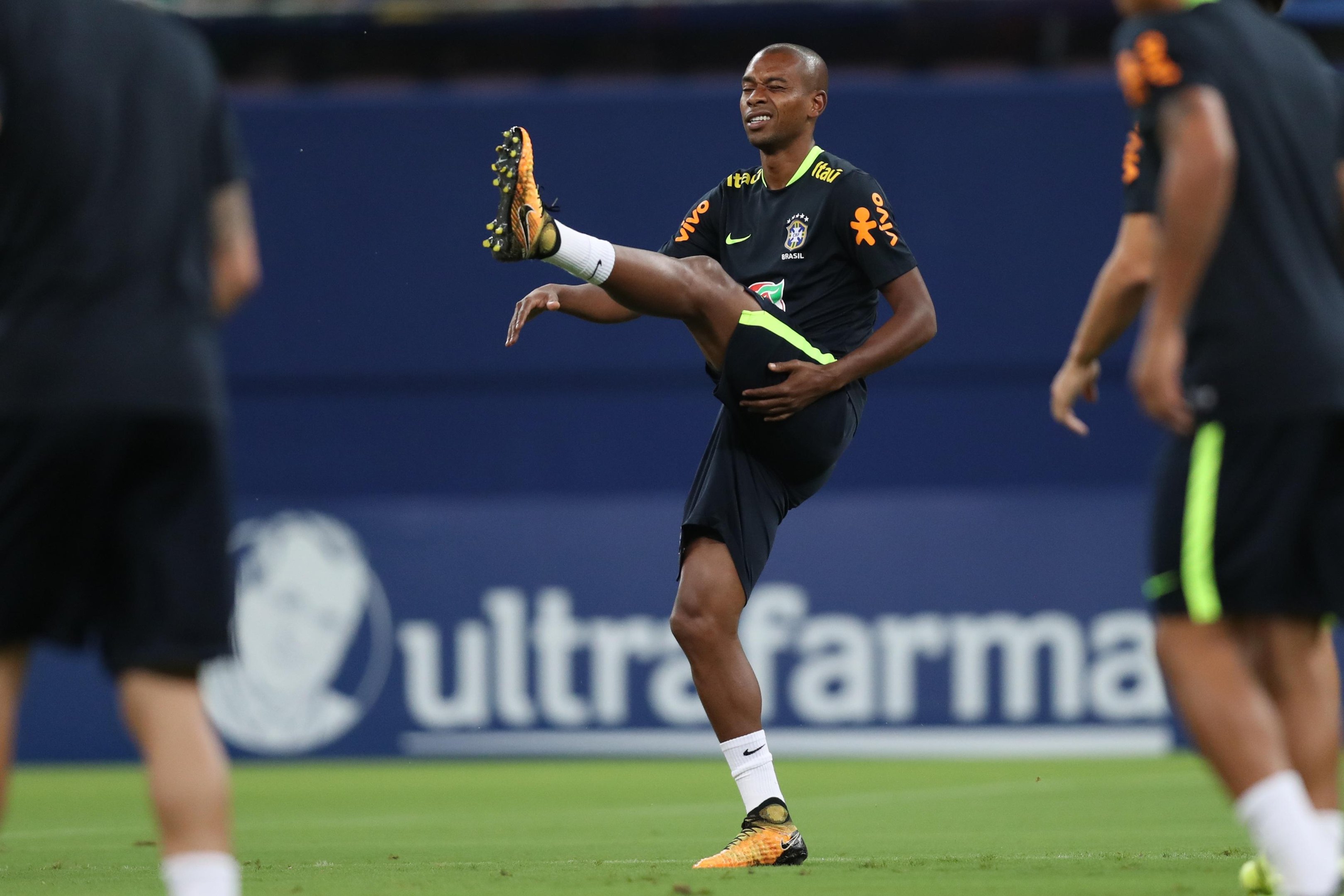 Fernandinho foi testado no lugar de Casemiro em treino