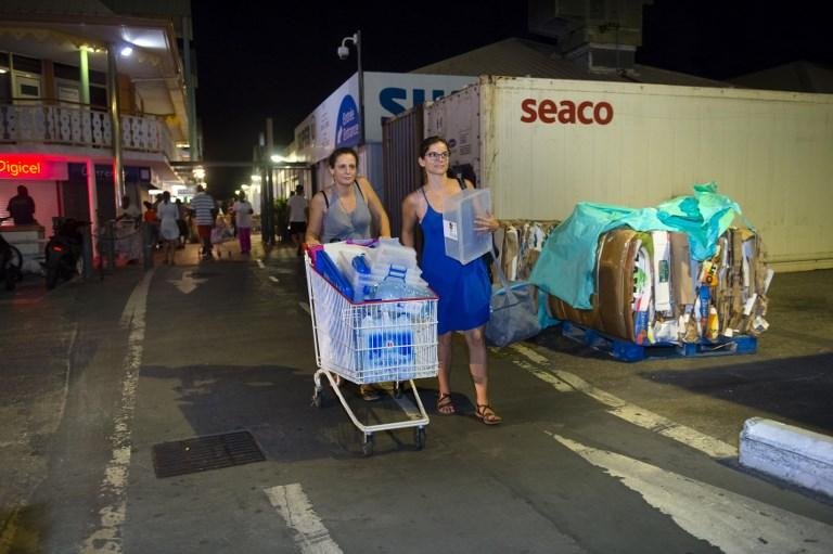 Pessoas fazem estoques de alimentos para se preparar para a chegada do furac&atilde;o irma