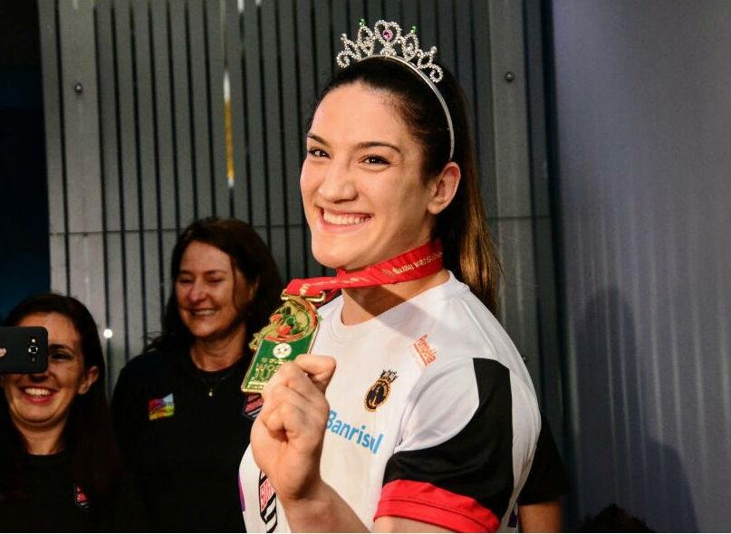 Na chegada, Mayra foi &acute;coroada&acute; por jovens judocas da Sogipa