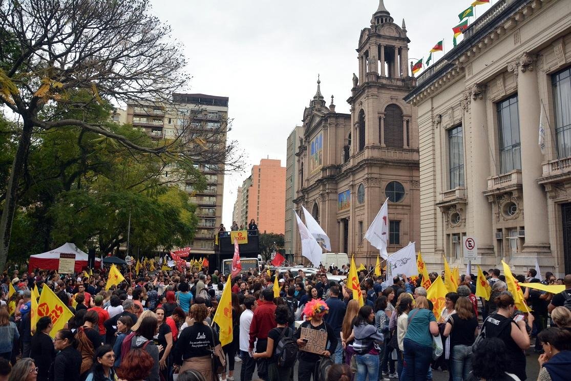 Com sal&aacute;rios parcelados, professores decretaram greve