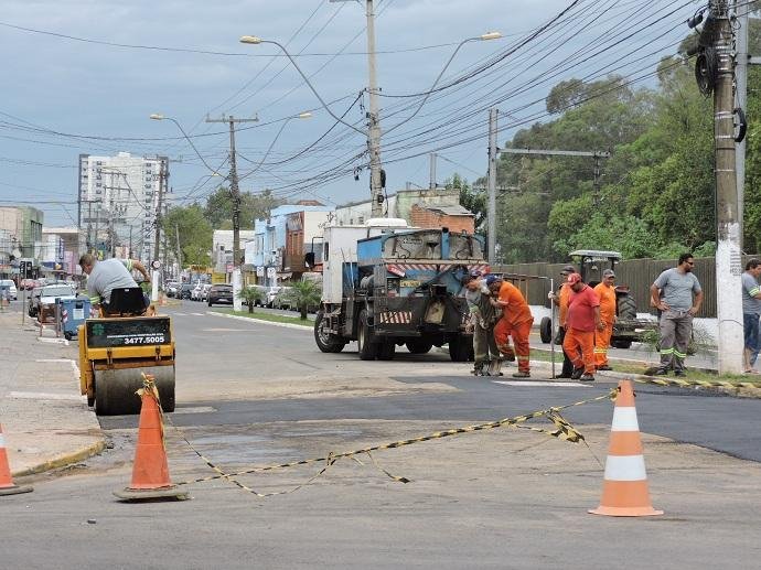 Ap&oacute;s rompimento na rede de &aacute;gua, conserto total ocorreu nesta ter&ccedil;a