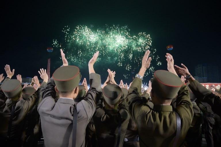 Coreia do Norte celebra teste nuclear com desfile e fogos