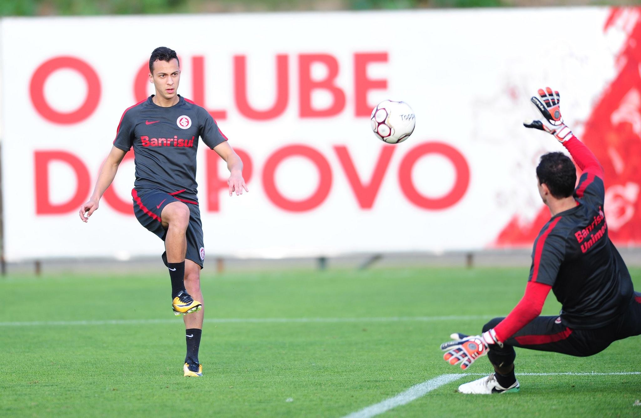 Juan deve ficar com a vaga no meio