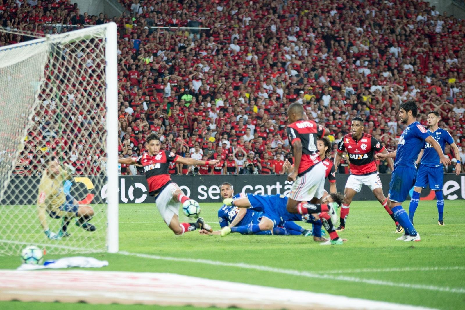 Cariocas abriram o placar com gol irregular e mineiros definiram 1 a 1 em falha do goleiro rival