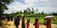 Muçulmanos fugidos da violência em Mianmar estão instalando abrigos em estradas 