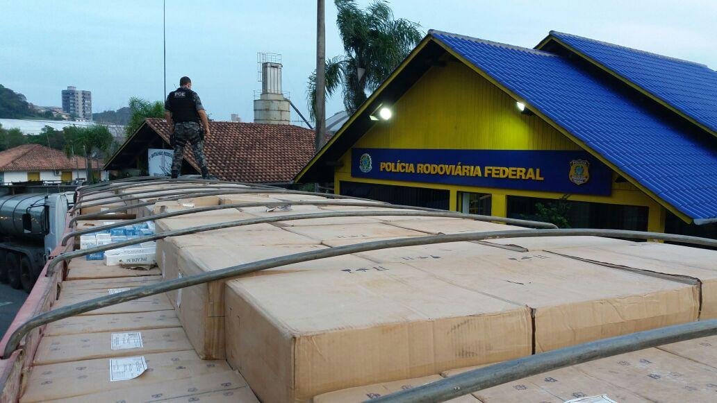 PRF e BM apreendem 450 mil ma&ccedil;os de cigarro contrabandeado na Serra