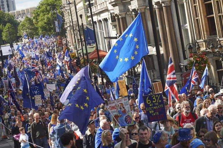 Passeata contra o Brexit re&uacute;ne milhares de pessoas em Londres 