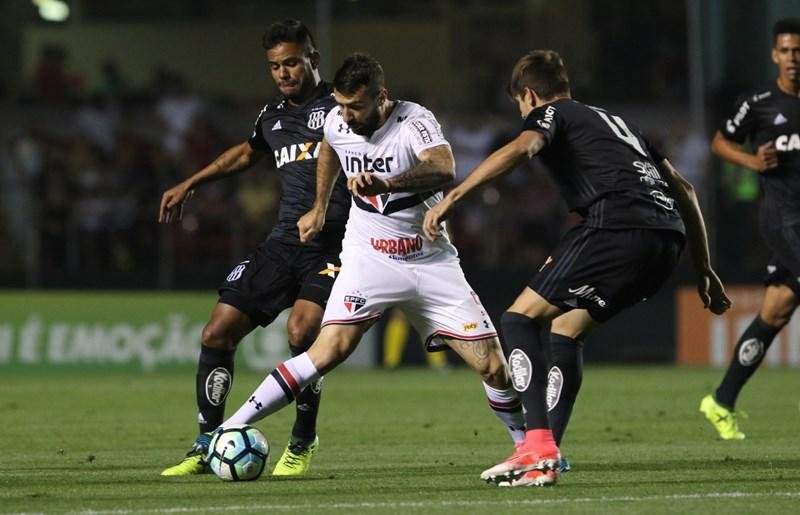 Tricolor chegou a abrir 2 a 0, mas teve jogador expulso e cedeu o 2 a 2