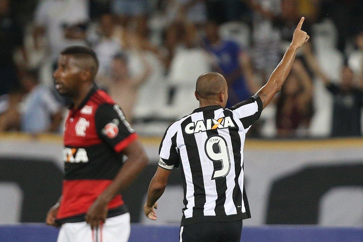 Roger marcou os dois gols do Botafogo contra o Flamengo
