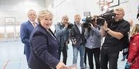 Primeira-ministra Erna Solberg anunciou vitória com 93,2% dos votos computados