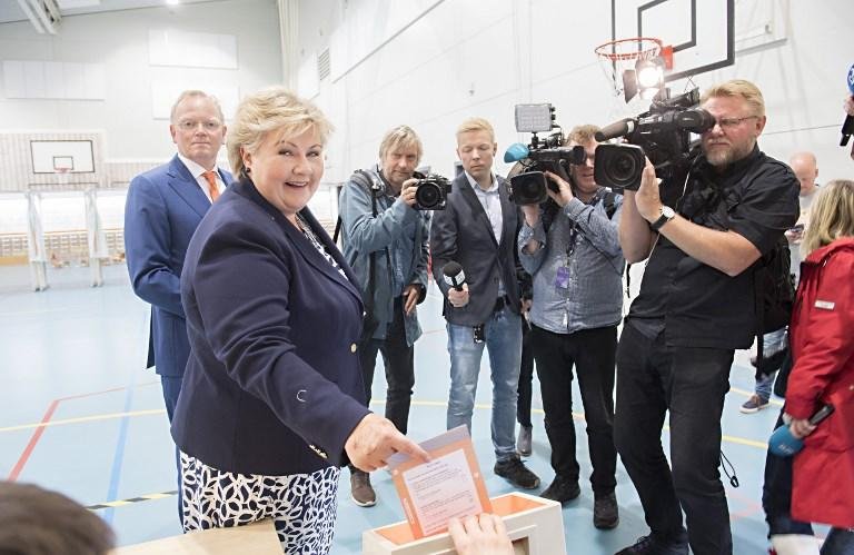 Primeira-ministra Erna Solberg anunciou vit&oacute;ria com 93,2% dos votos computados