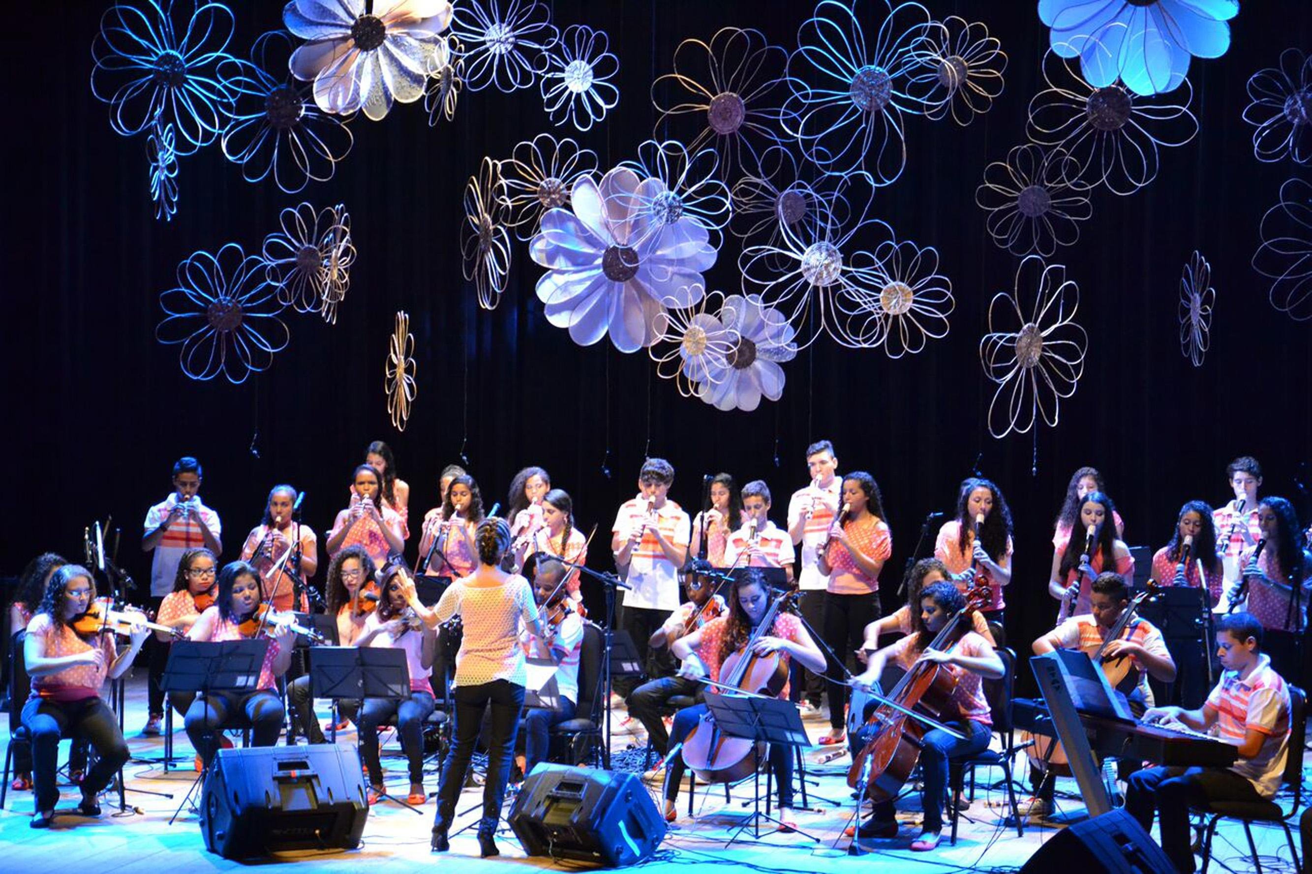Orquestra Villa-Lobos, com 50 crian&ccedil;as e jovens da Lomba do Pinheiro, &eacute; atra&ccedil;&atilde;o com Cia Municipal e Jovem de Dan&ccedil;a