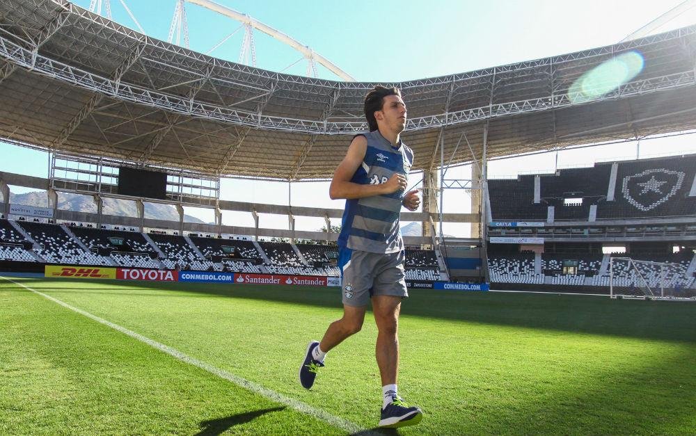 Geromel correu ontem ao redor do gramado do Nilton Santos