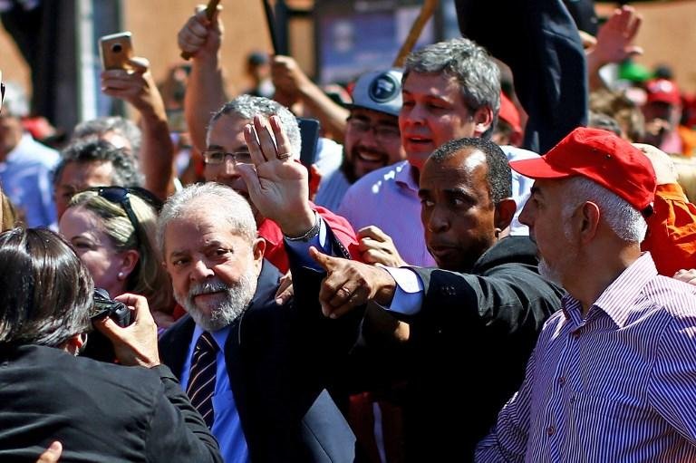 Lula foi ovacionado e escoltado por militantes e lideran&ccedil;as petistas