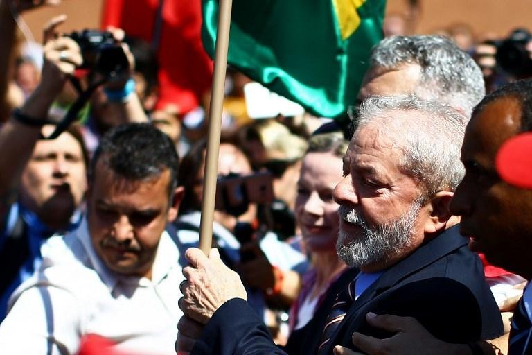 Lula foi recebido por militantes do PT em Curitiba